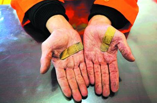 情人節玫瑰頻傷環衛工 志愿者垃圾桶里來挑刺