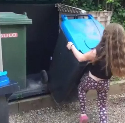 打臉!英國(guó)清潔工稱(chēng)垃圾桶難放 8歲女孩當(dāng)場(chǎng)示范