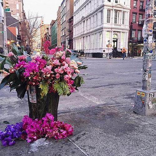 用鮮花，他把紐約的垃圾桶都變成了花瓶