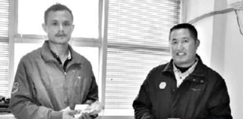 摩的師傅垃圾桶撿到萬元現金,拾金不昧送還失主